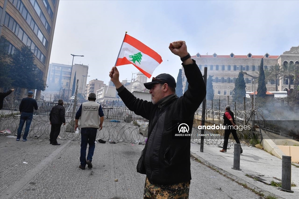 Lebanese protest to low wages