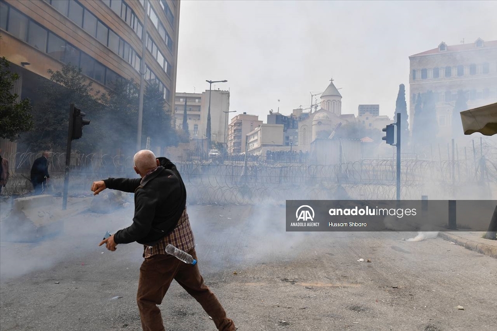 Lebanese protest to low wages