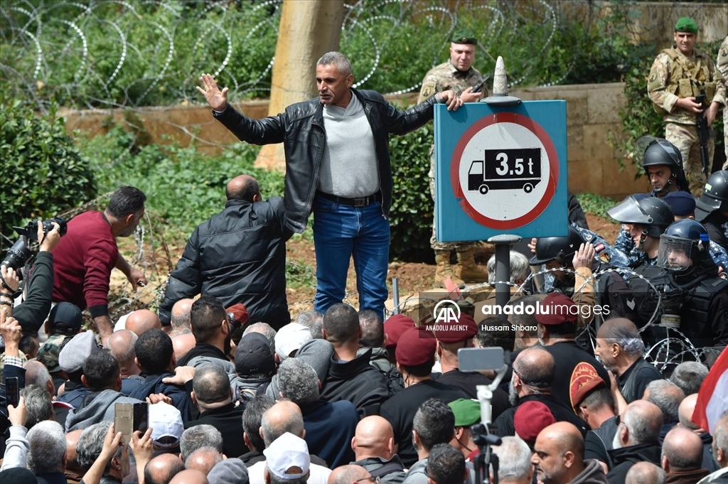 Lebanese protest to low wages
