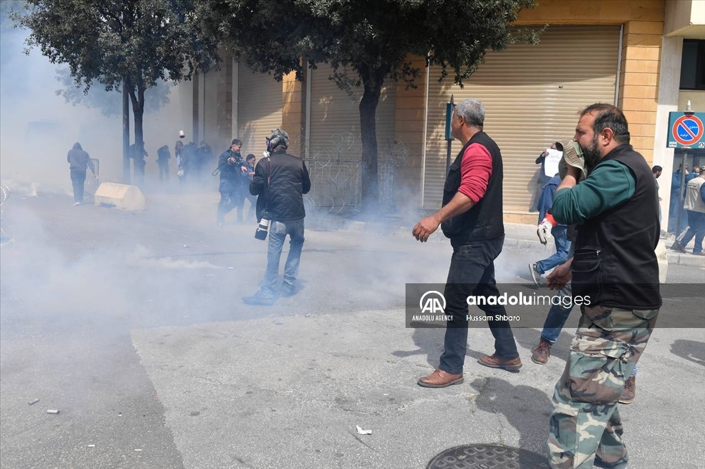 Lebanese protest to low wages