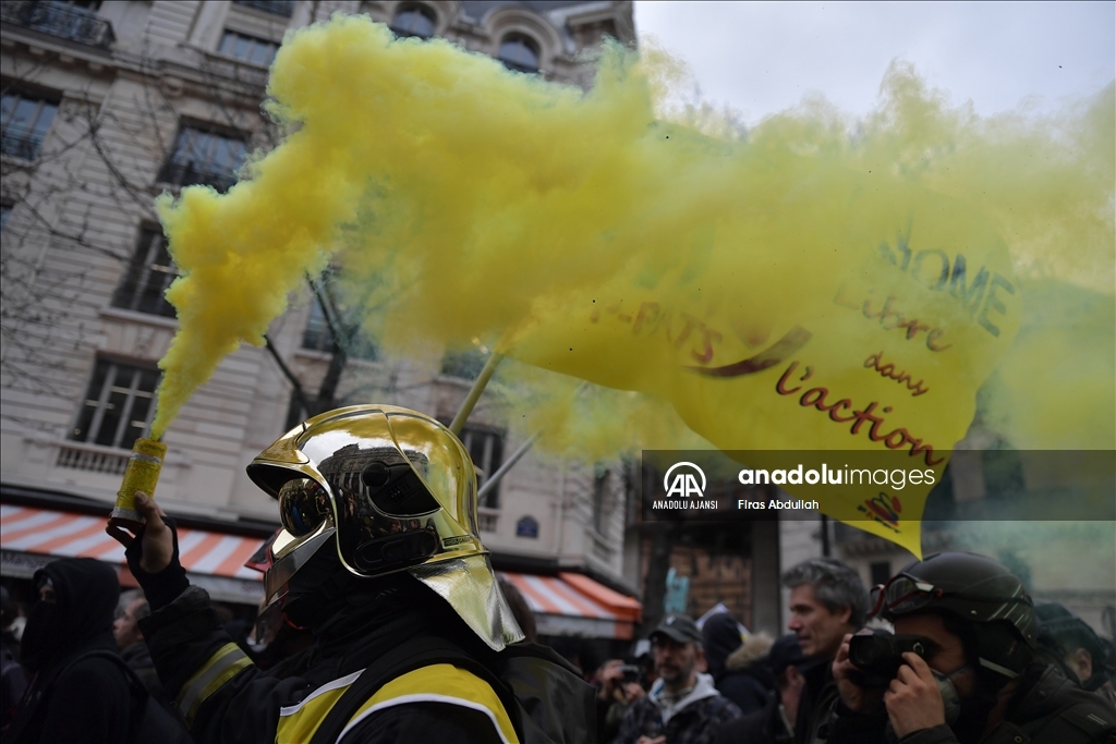 Paris'te emeklilik reformu karşıtı gösteride arbede yaşandı