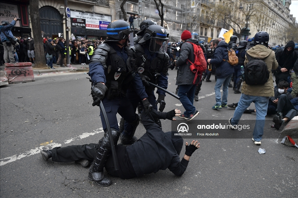 Paris'te emeklilik reformu karşıtı gösteride arbede yaşandı