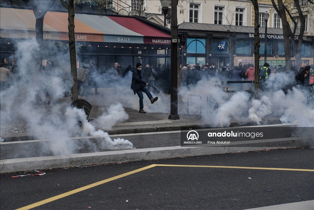 Paris'te emeklilik reformu karşıtı gösteride arbede yaşandı