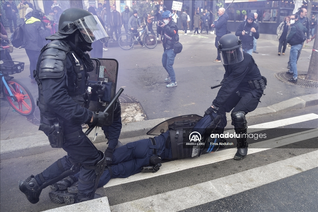 Paris'te emeklilik reformu karşıtı gösteride arbede yaşandı