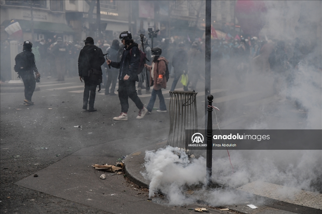 Paris'te emeklilik reformu karşıtı gösteride arbede yaşandı