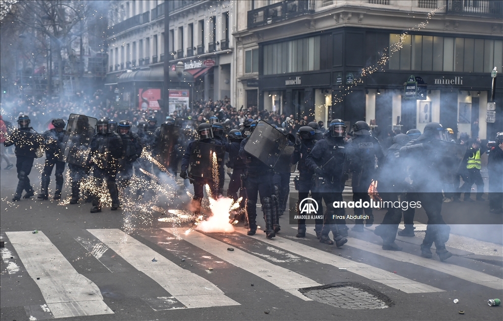 Paris'te emeklilik reformu karşıtı gösteride arbede yaşandı