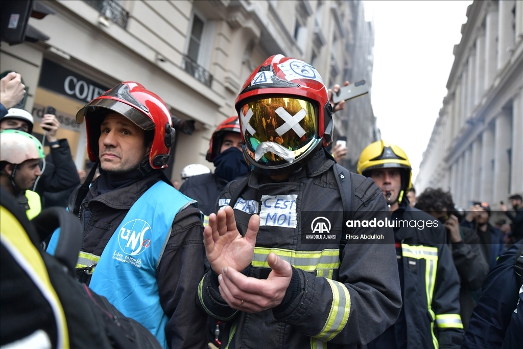 Paris'te emeklilik reformu karşıtı gösteride arbede yaşandı