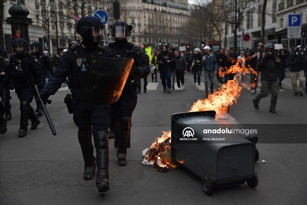 Paris'te emeklilik reformu karşıtı gösteride arbede yaşandı