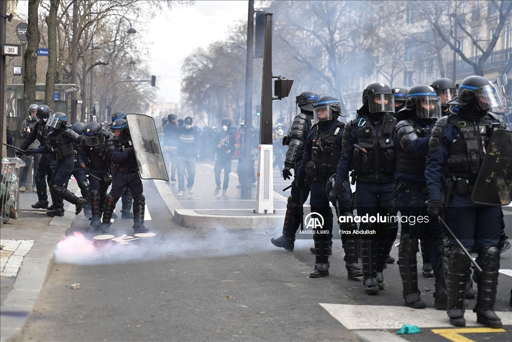 Paris'te emeklilik reformu karşıtı gösteride arbede yaşandı