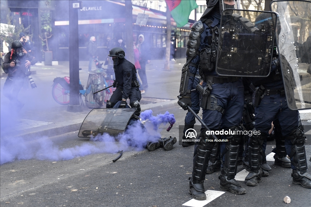 Paris'te emeklilik reformu karşıtı gösteride arbede yaşandı