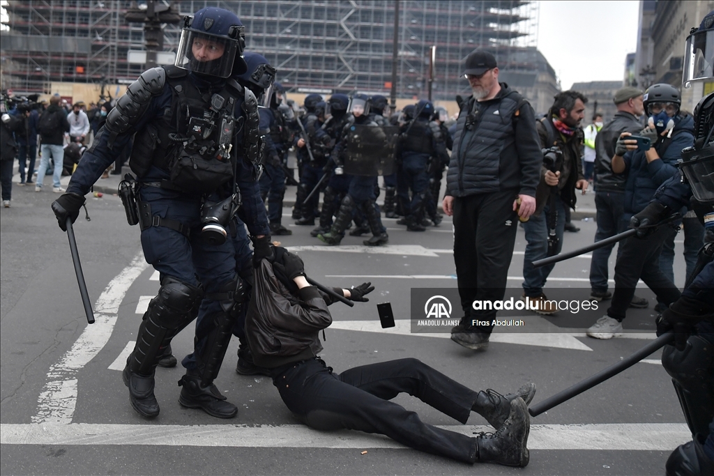 Paris'te emeklilik reformu karşıtı gösteride arbede yaşandı