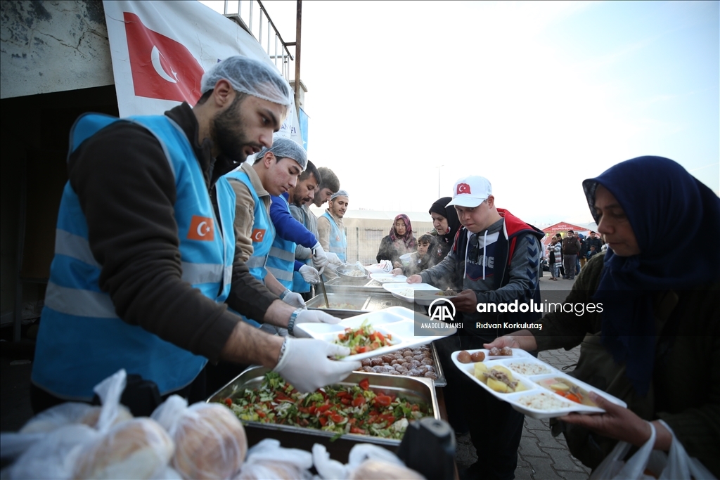 Kahramanmaraş'ta depremzedeler ilk iftarını yaptı