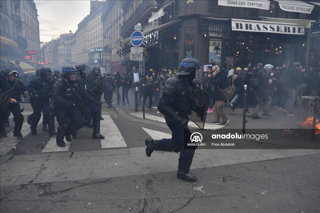 Paris'te emeklilik reformu karşıtı gösteride arbede yaşandı