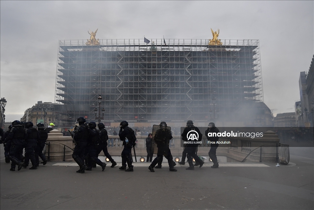 Paris'te emeklilik reformu karşıtı gösteride arbede yaşandı