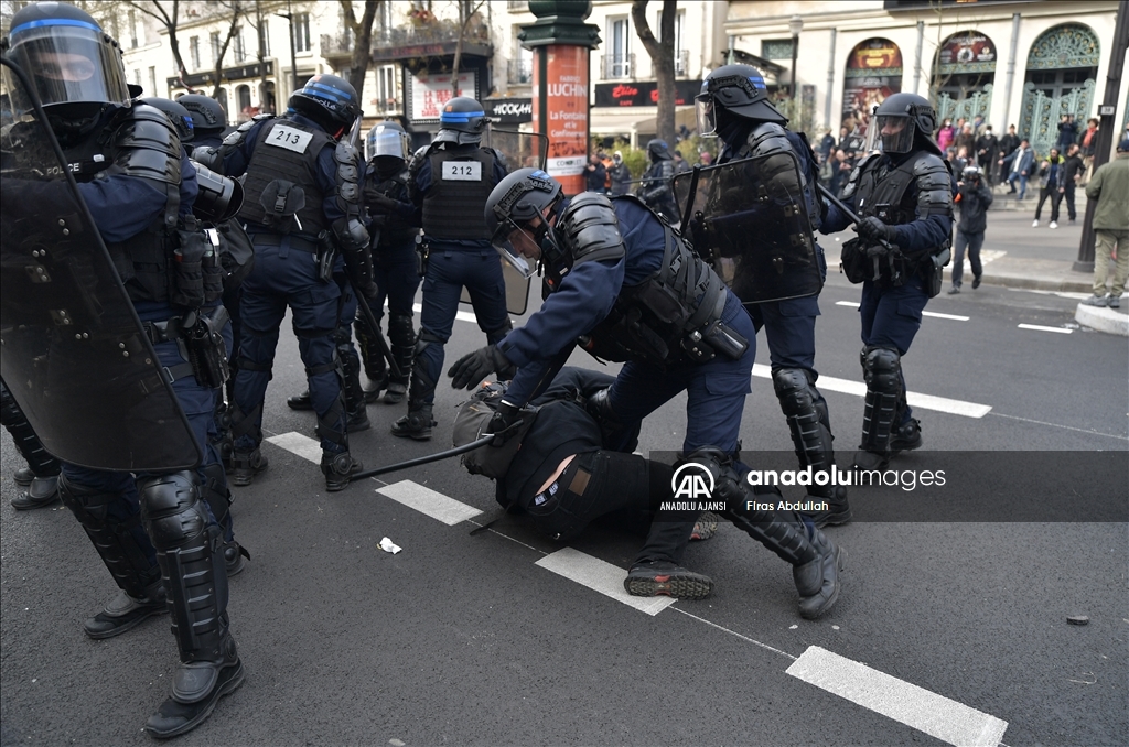 Paris'te emeklilik reformu karşıtı gösteride arbede yaşandı