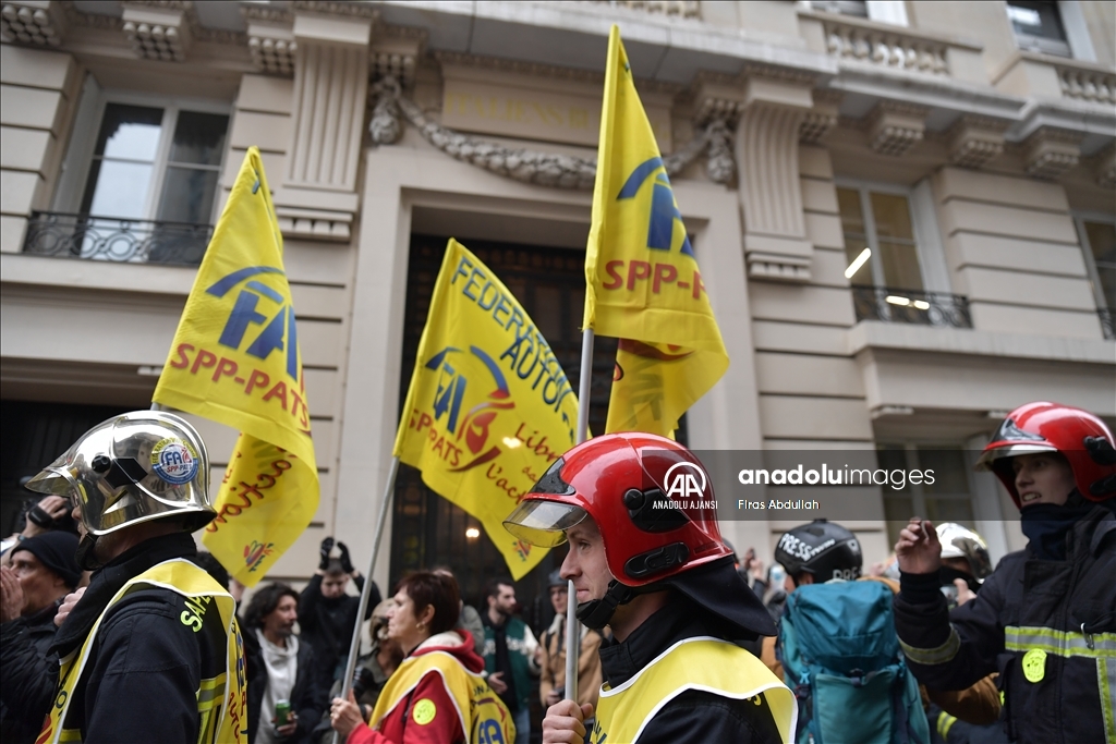 Paris'te emeklilik reformu karşıtı gösteride arbede yaşandı
