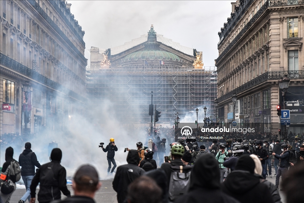 Paris'te emeklilik reformu karşıtı gösteride arbede yaşandı