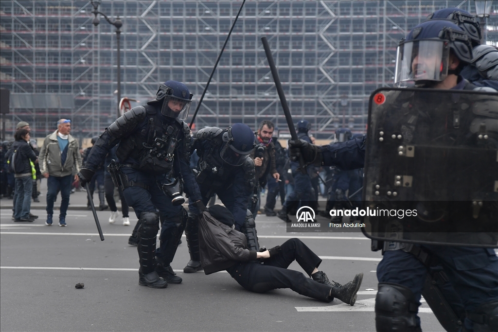 Paris'te emeklilik reformu karşıtı gösteride arbede yaşandı