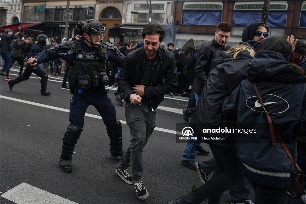 Paris'te emeklilik reformu karşıtı gösteride arbede yaşandı