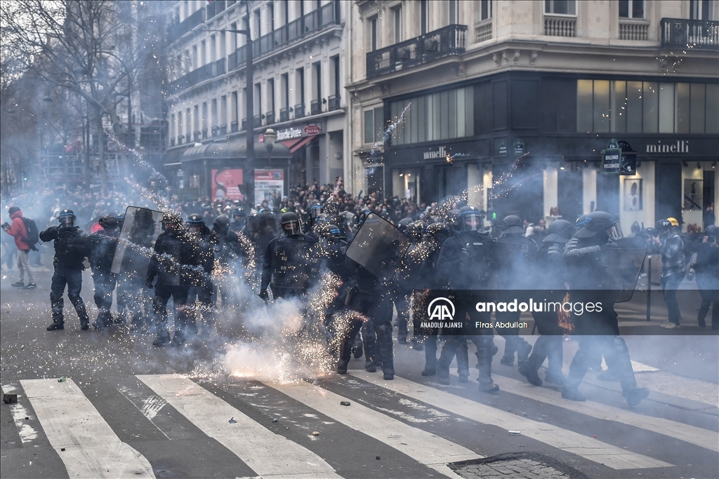 Paris'te emeklilik reformu karşıtı gösteride arbede yaşandı
