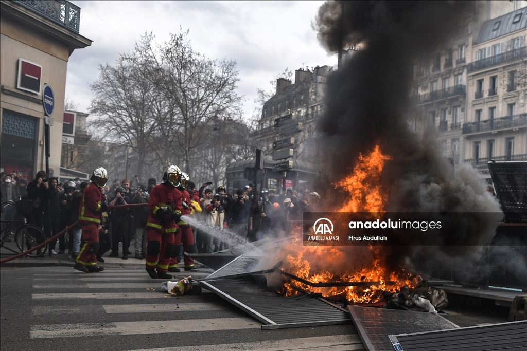 Paris'te emeklilik reformu karşıtı gösteride arbede yaşandı