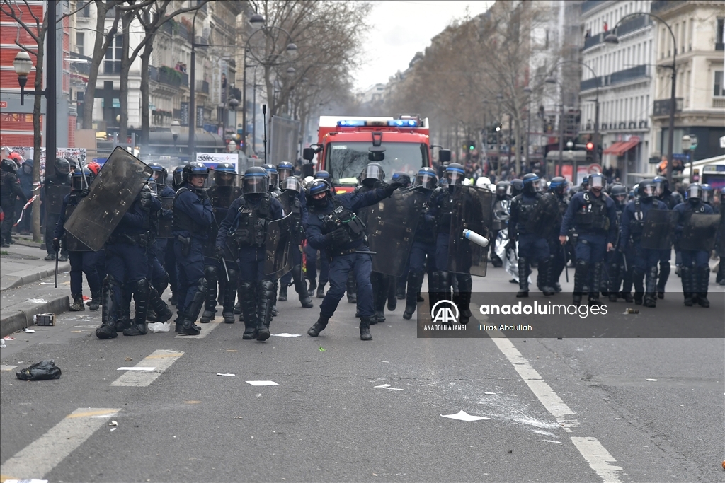 Paris'te emeklilik reformu karşıtı gösteride arbede yaşandı