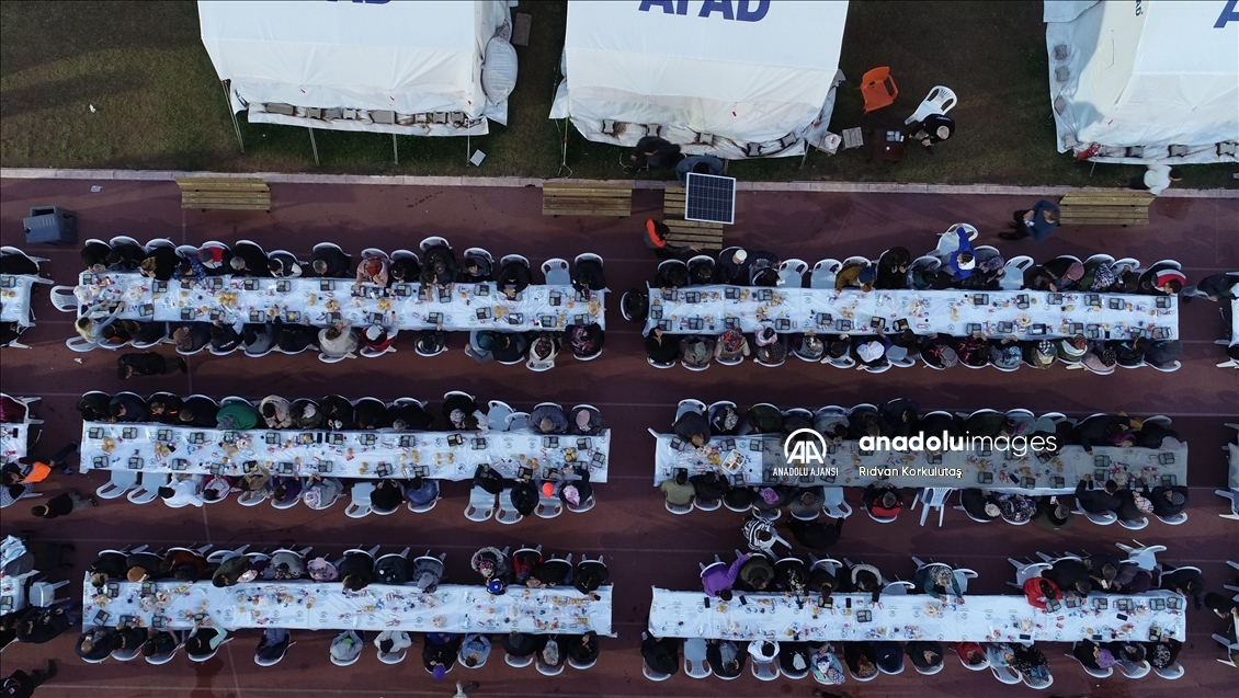 Kahramanmaraş'ta depremzedeler ilk iftarını yaptı