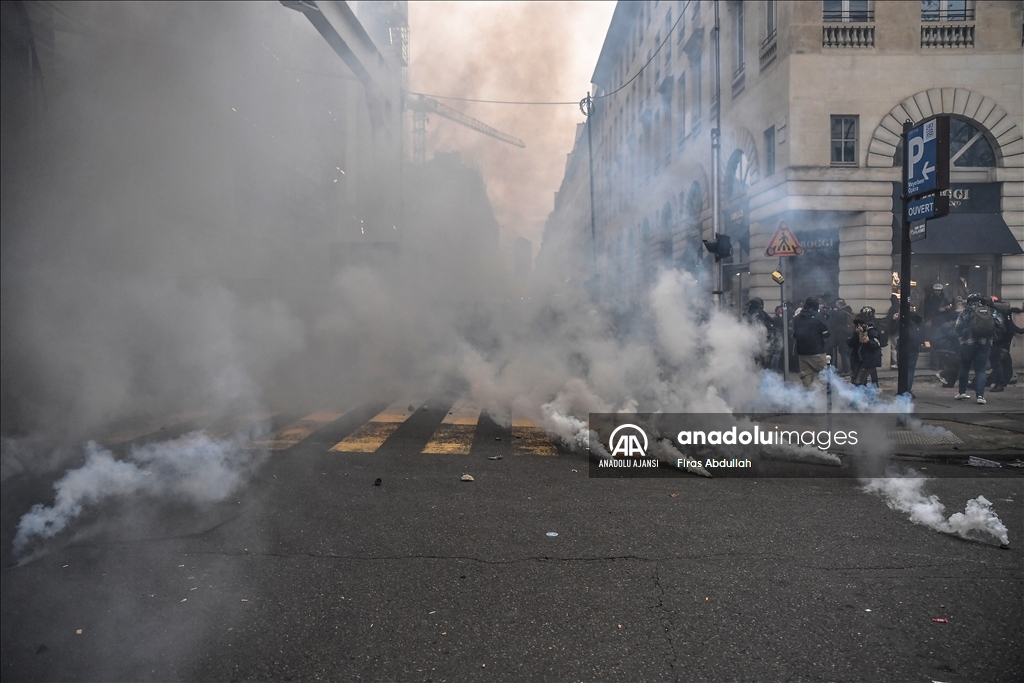 Paris'te emeklilik reformu karşıtı gösteride arbede yaşandı
