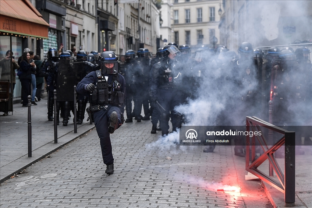 Paris'te emeklilik reformu karşıtı gösteride arbede yaşandı