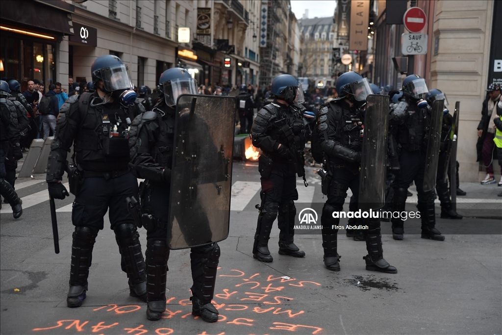 Paris'te emeklilik reformu karşıtı gösteride arbede yaşandı