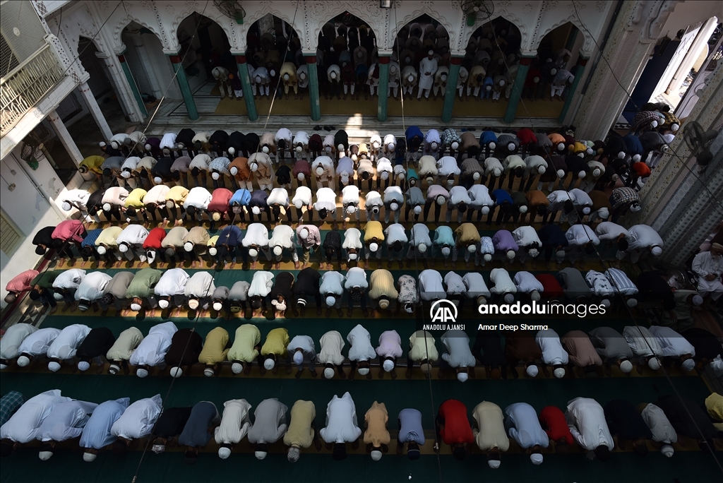 Hindistan'da ramazanın ilk cuma namazı kılındı
