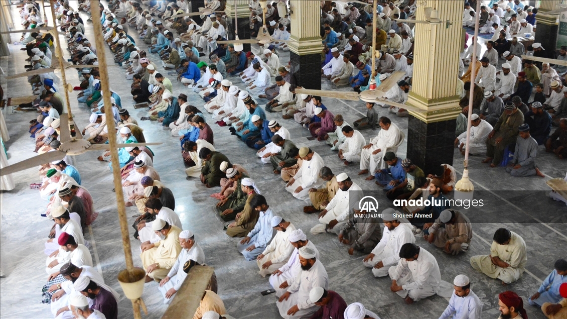 Dünyada ramazan ayının ilk cuma namazı kılındı