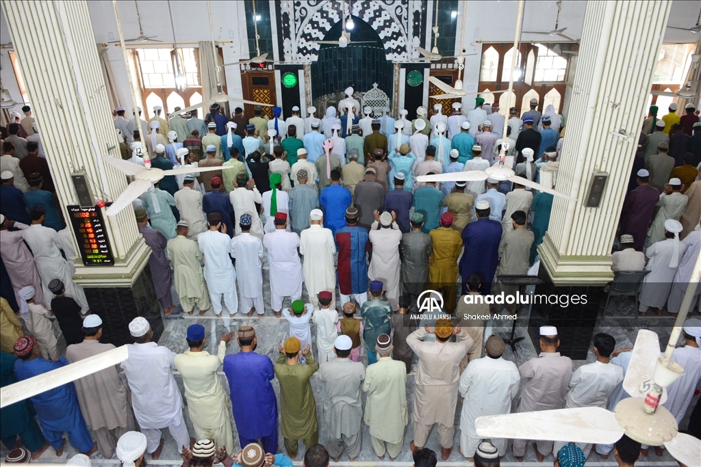Pakistan'da ramazanın ilk cuma namazı kılındı