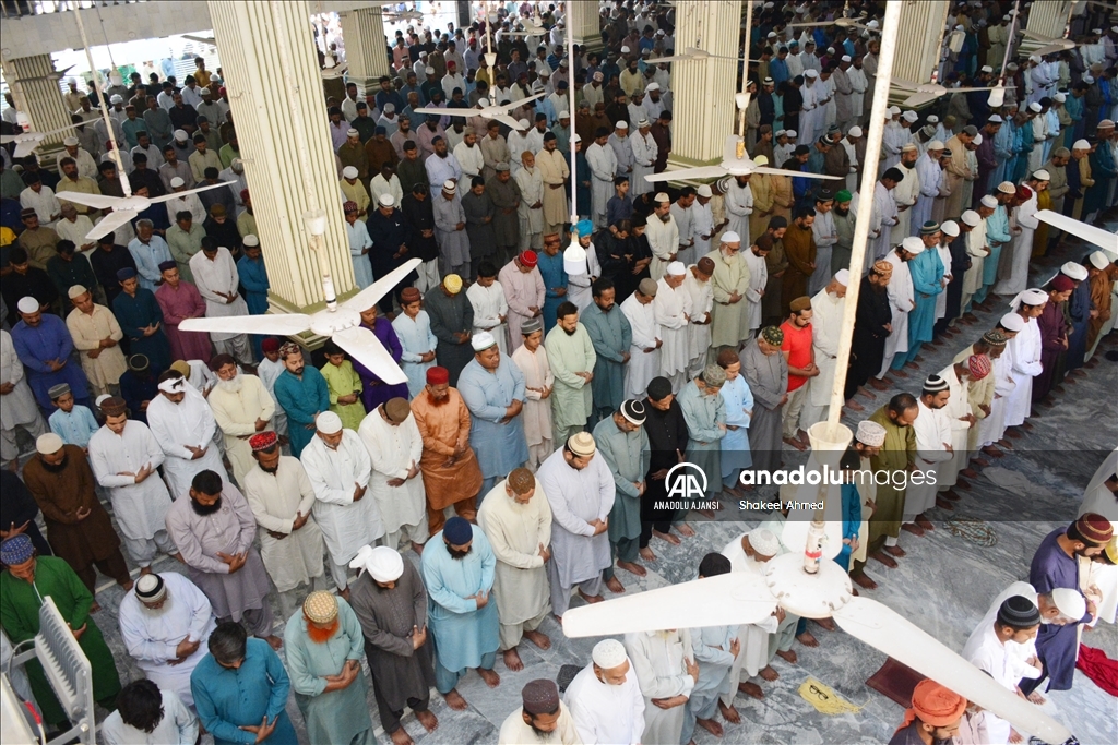 Pakistan'da ramazanın ilk cuma namazı kılındı