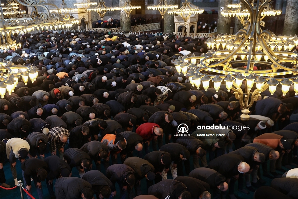 Рамадан в турции 2024 начало и конец. Мусульмане молятся в мечети. Мечеть. Исламская мечеть. Рамадан в Турции.