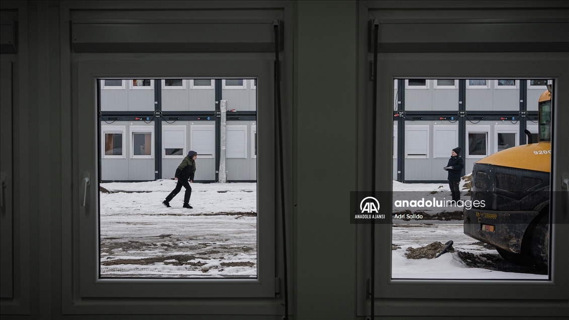 Ukrayna'da yaşam alanlarını terk etmek zorunda kalan ailelere modüler kasaba kuruldu