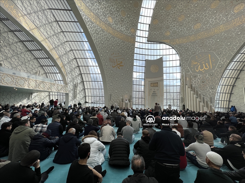 Almanya'da ramazan ayının ilk cuma namazı kılındı