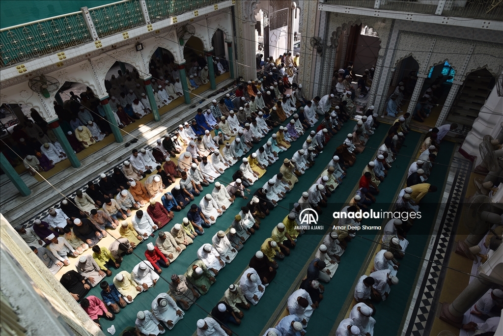 Hindistan'da ramazanın ilk cuma namazı kılındı