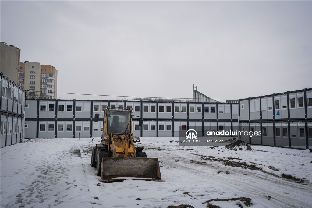Ukrayna'da yaşam alanlarını terk etmek zorunda kalan ailelere modüler kasaba kuruldu