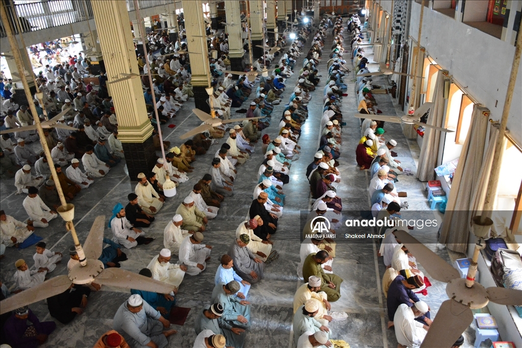 Pakistan'da ramazanın ilk cuma namazı kılındı