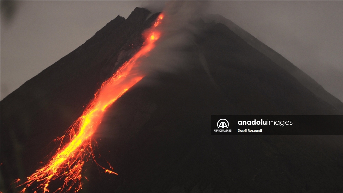 Endonezya'daki Merapi Yanardağı'nda volkanik hareketlilik kaydedildi
