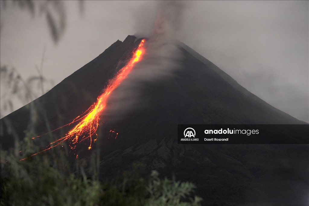 Endonezya'daki Merapi Yanardağı'nda volkanik hareketlilik kaydedildi