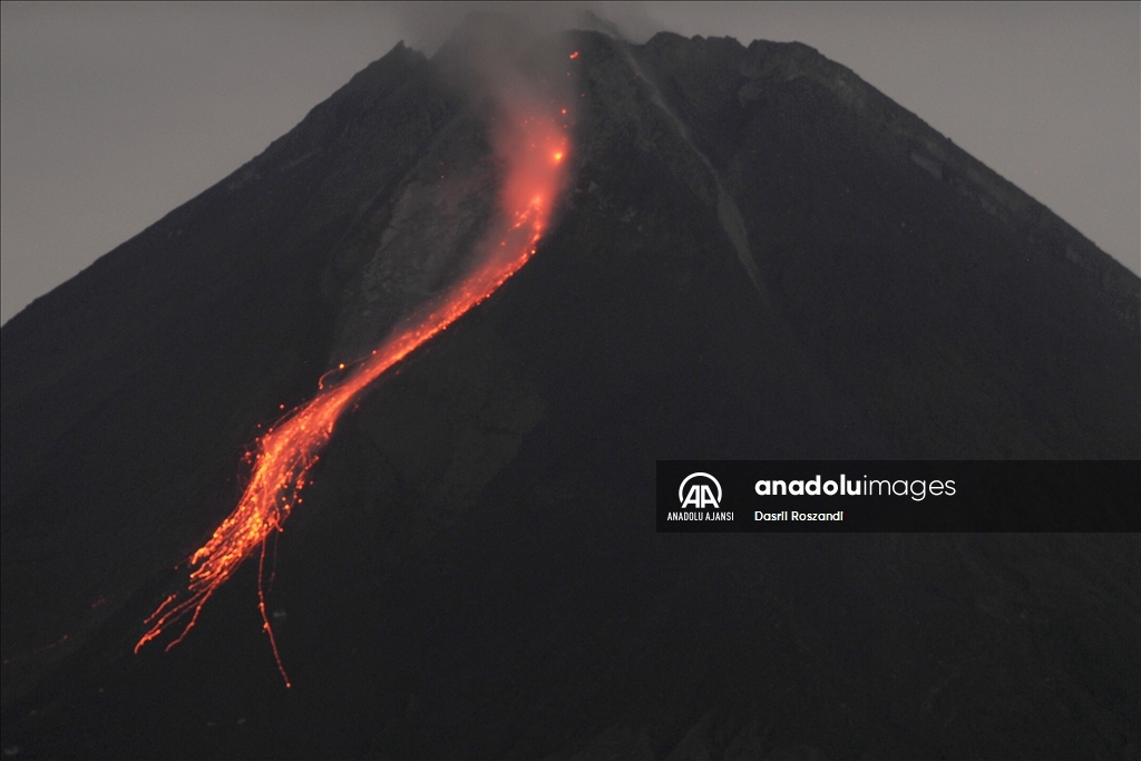 Endonezya'daki Merapi Yanardağı'nda volkanik hareketlilik kaydedildi