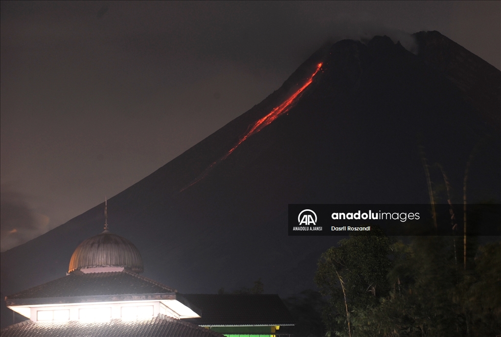 Endonezya'daki Merapi Yanardağı'nda volkanik hareketlilik kaydedildi