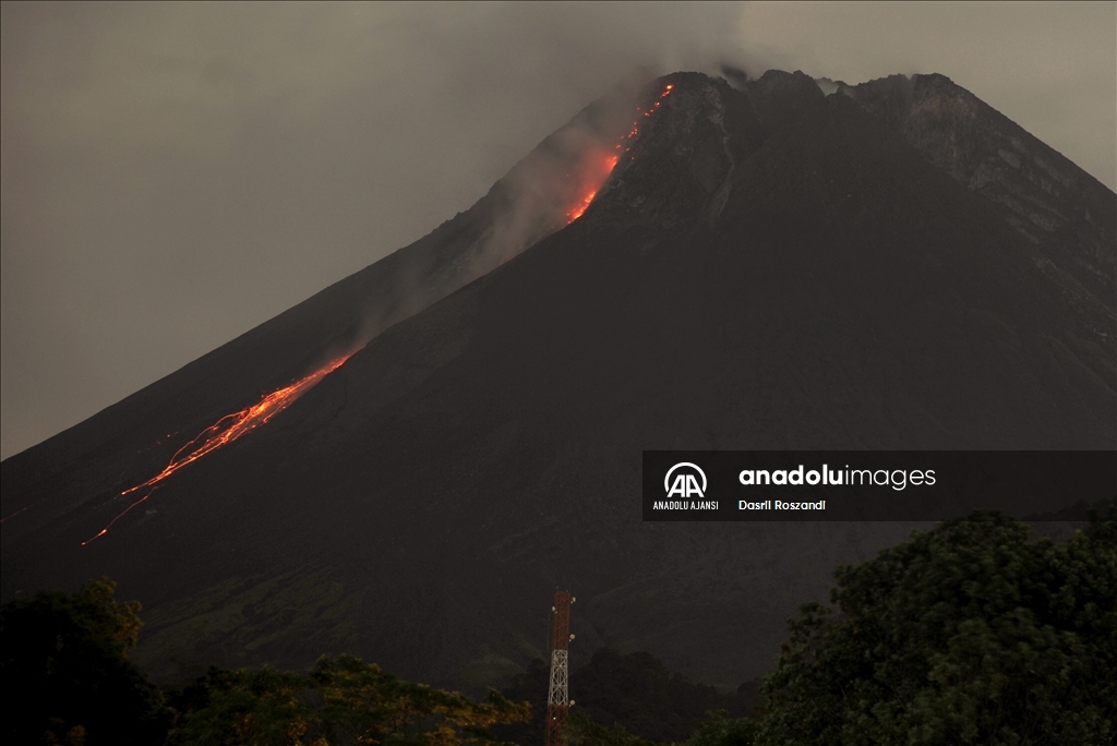 Endonezya'daki Merapi Yanardağı'nda volkanik hareketlilik kaydedildi
