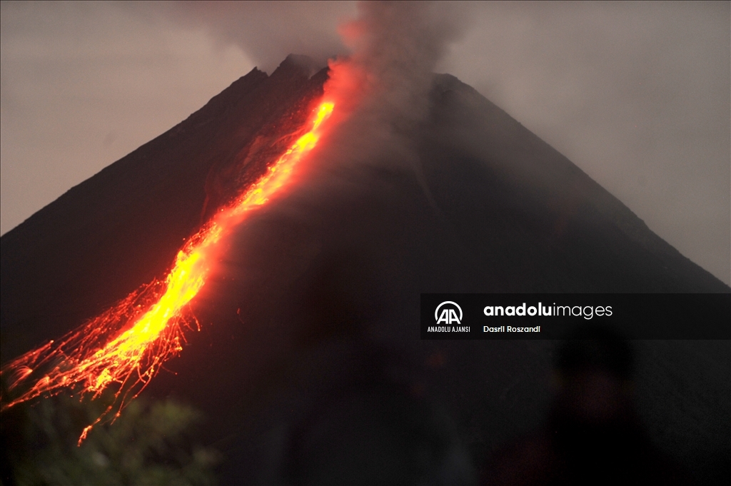 Endonezya'daki Merapi Yanardağı'nda volkanik hareketlilik kaydedildi