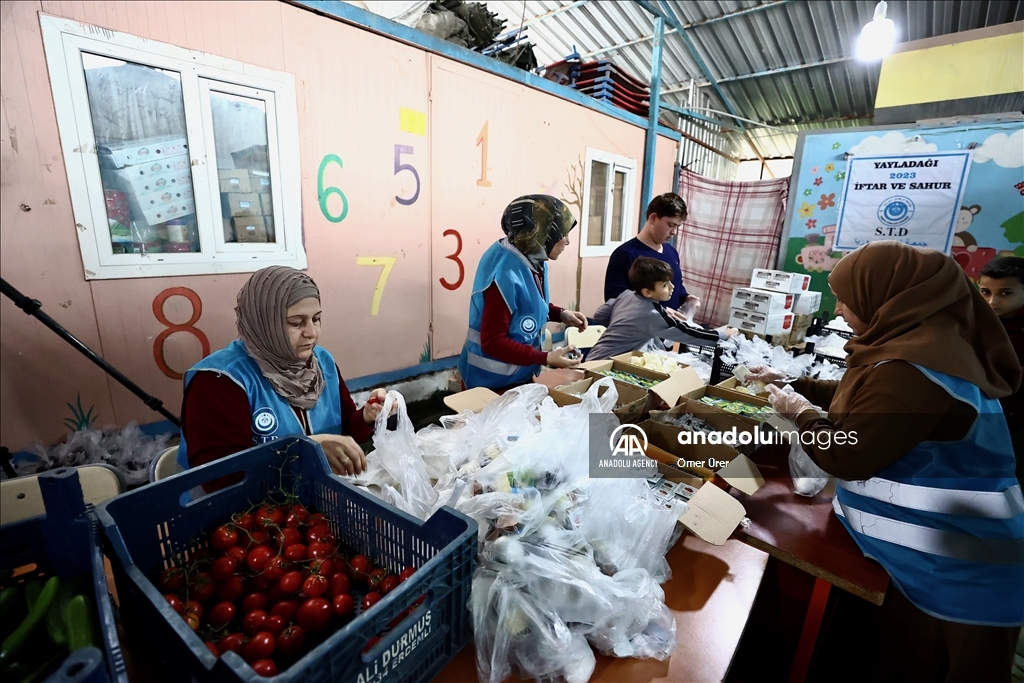 ترکمن‌های سوریه برای زلزله‌زدگان حاتای افطاری و سحری میدهند