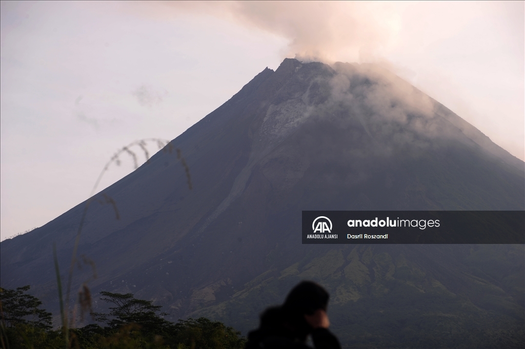 Endonezya'daki Merapi Yanardağı'nda volkanik hareketlilik kaydedildi