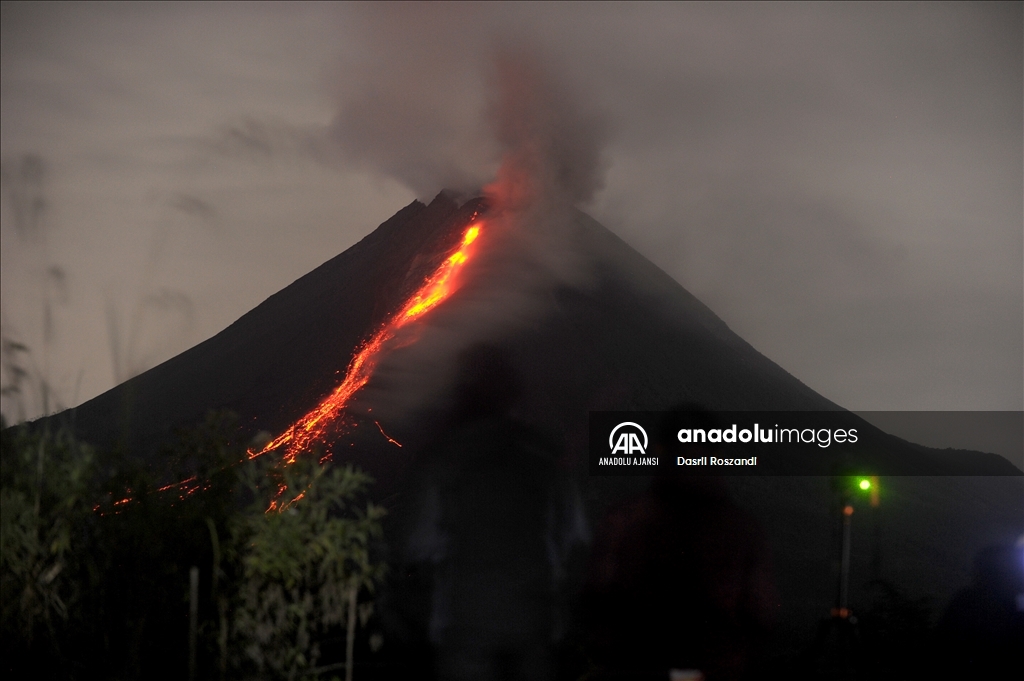 Endonezya'daki Merapi Yanardağı'nda volkanik hareketlilik kaydedildi