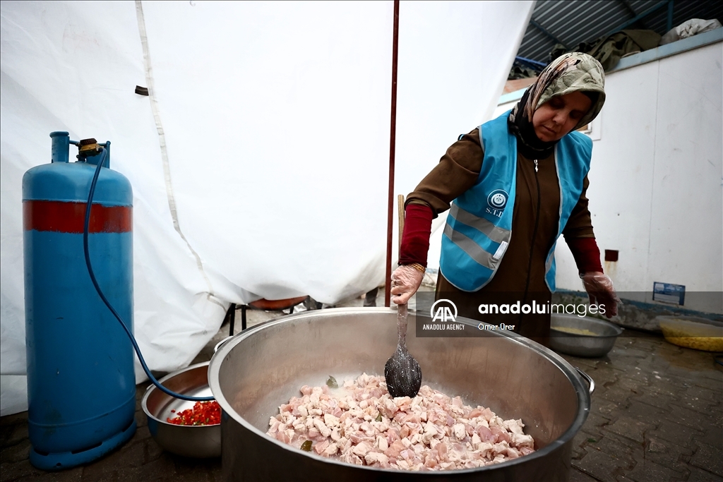 ترکمن‌های سوریه برای زلزله‌زدگان حاتای افطاری و سحری میدهند